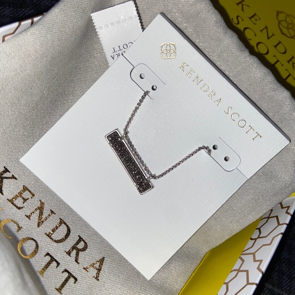 kendra scott necklace ( NEVER WORN )